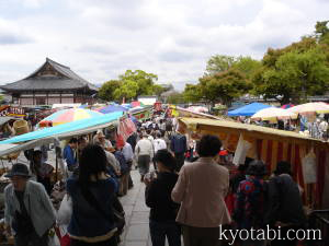 東寺弘法市の様子